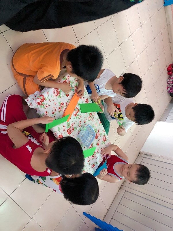BÉ LÀM LỒNG ĐÈN (2).jpg